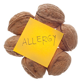 What are some symptoms of a walnut allergy?