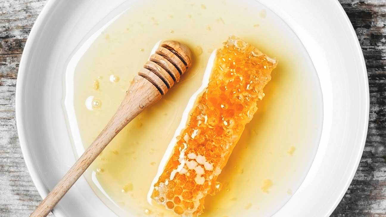 the top 6 raw honey benefits: fights infection, heals wounds